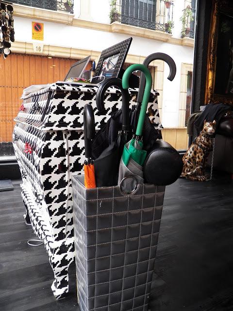 GUNS AND PIN UP GUNS AND PIN UP