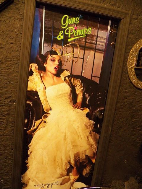 GUNS AND PIN UP GUNS AND PIN UP