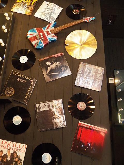 GUNS AND PIN UP GUNS AND PIN UP