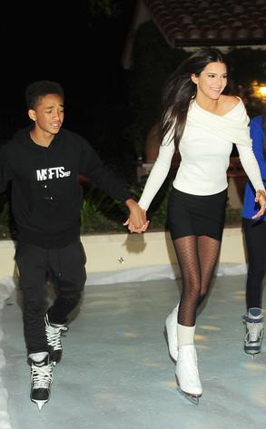Kendall Jenner y Jaden Smith patinando de la mano