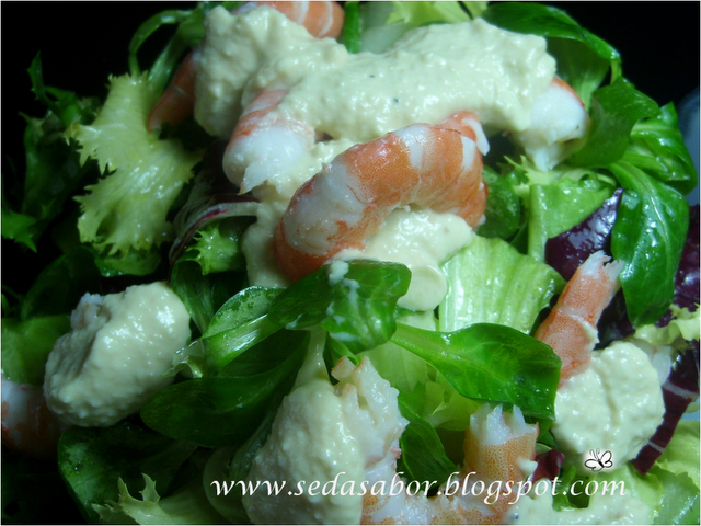 Ensalada de langostinos con vinagreta de almendras Ensalada de langostinos con vinagreta de almendras