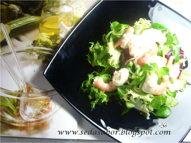 Ensalada de langostinos con vinagreta de almendras Ensalada de langostinos con vinagreta de almendras