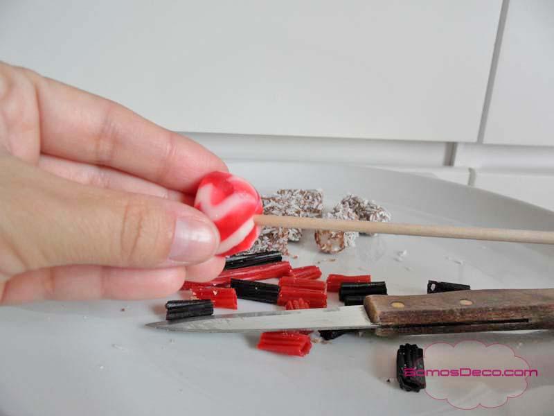 BROCHETAS DE CHUCHES PARA DECORAR EN NAVIDAD Cómo hacer brochetas de chuches para decorar en Navidad.