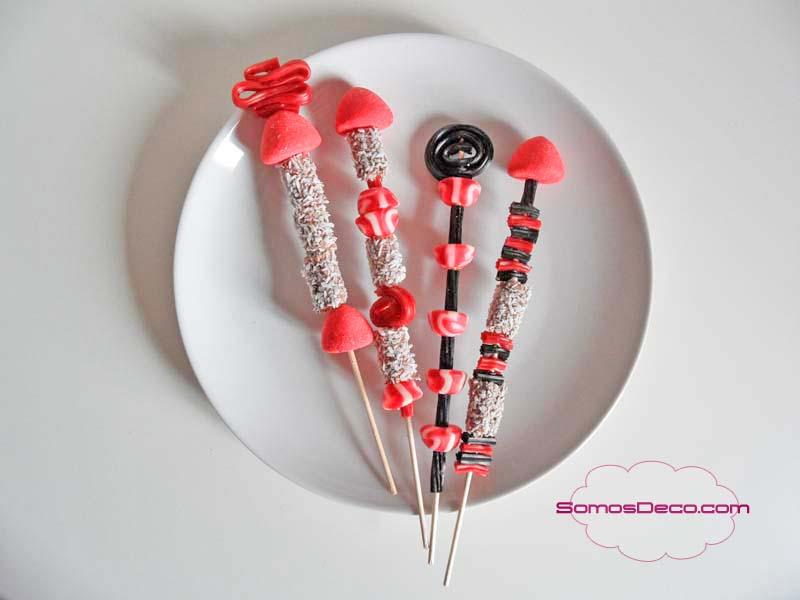 BROCHETAS DE CHUCHES PARA DECORAR EN NAVIDAD Decorar con chuches en Navidad.
