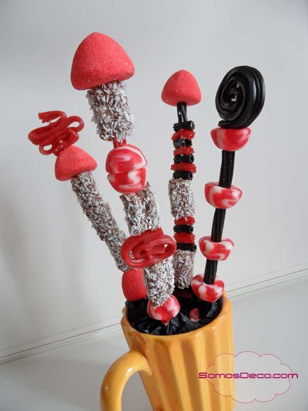 BROCHETAS DE CHUCHES PARA DECORAR EN NAVIDAD Decorar en Navidad con gominolas y chuches.