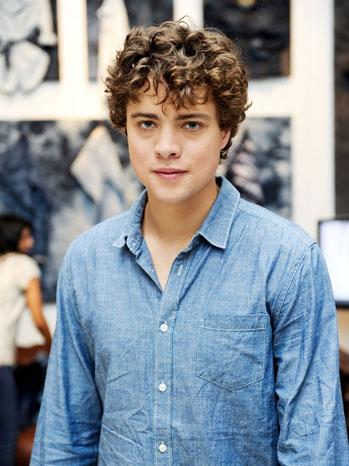 Douglas Smith y Megan Follows en Hard Drive Douglas Smith y Megan Follows en Hard Drive