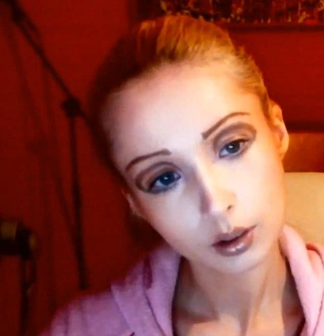 Valeria Lukyonova, la Barbie humana, es un fraude.