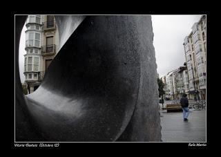 Vitoria-Gasteiz, bajo un paraguas, por Rafa Martín