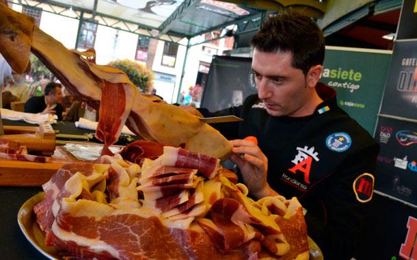 Fran Alonso cortó la loncha de jamón más larga del mundo