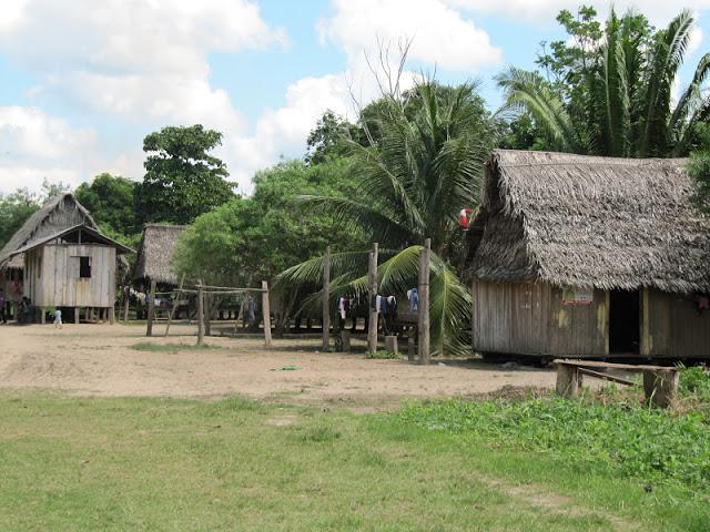 Espejo de las nubes: la laguna Tipishca en Contamana Espejo de las nubes: la laguna Tipishca en Contamana