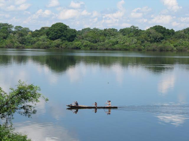 Espejo de las nubes: la laguna Tipishca en Contamana Espejo de las nubes: la laguna Tipishca en Contamana