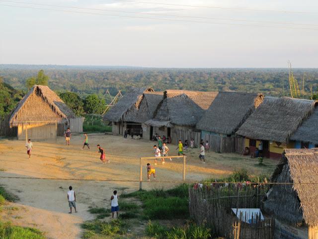 Espejo de las nubes: la laguna Tipishca en Contamana Espejo de las nubes: la laguna Tipishca en Contamana