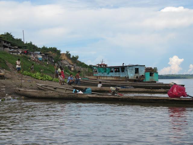 Espejo de las nubes: la laguna Tipishca en Contamana Espejo de las nubes: la laguna Tipishca en Contamana