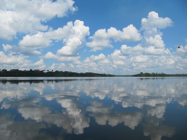 Espejo de las nubes: la laguna Tipishca en Contamana Espejo de las nubes: la laguna Tipishca en Contamana