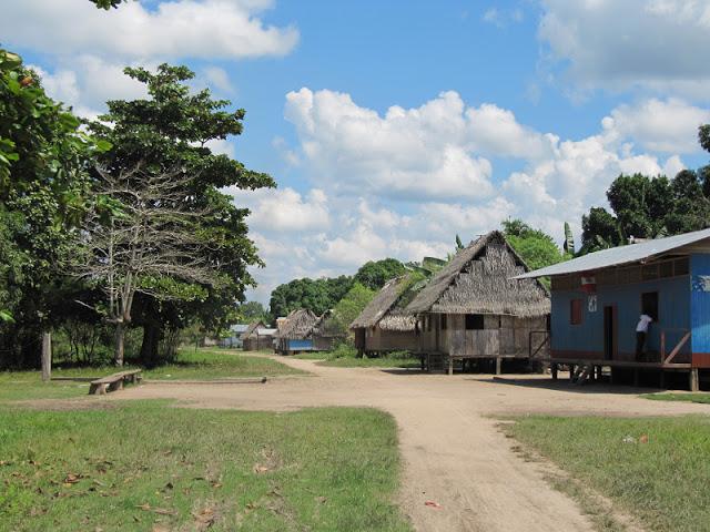 Espejo de las nubes: la laguna Tipishca en Contamana Espejo de las nubes: la laguna Tipishca en Contamana