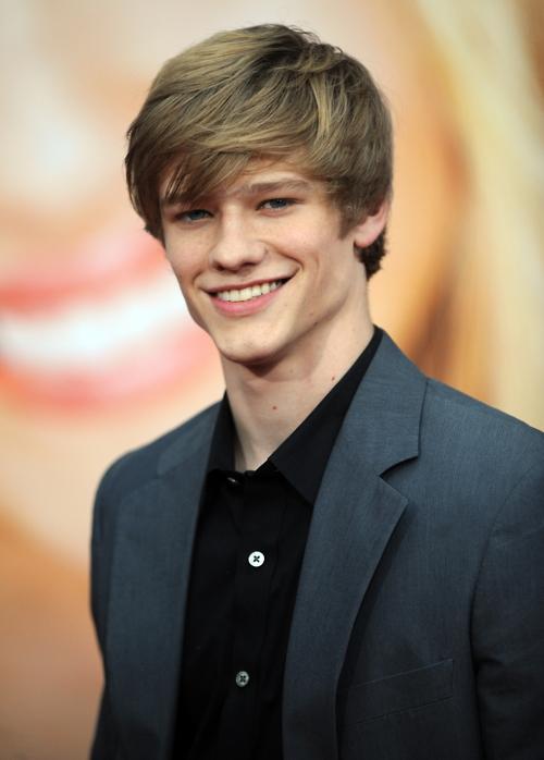 Lucas Till se incorpora a Kristy