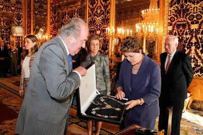 Dilma Rousseff es condecorada por Juan Carlos I Dilma Rousseff es condecorada por Juan Carlos I