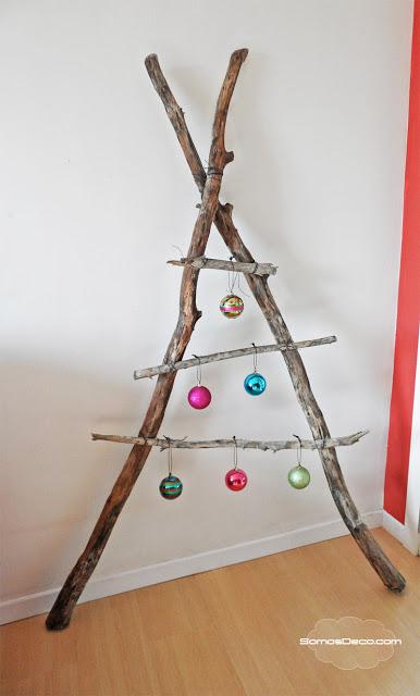 UN ÁRBOL ORIGINAL DE NAVIDAD Un Árbol de Navidad con ramas naturales.