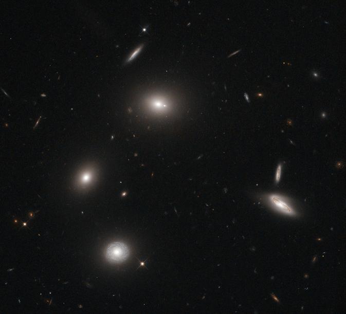 Las trampas galácticas del Hubble Galaxies scattered against a black background