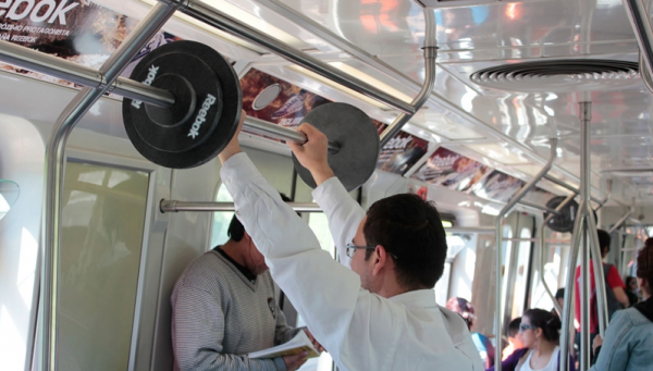 Reebok monta un gimnasio en pleno metro