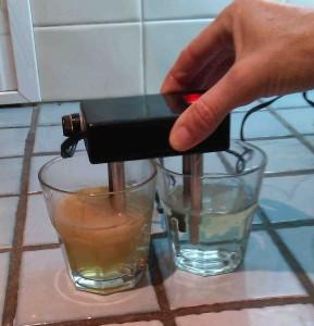 electrólisis Electrólisis. Vaso de la izquierda es agua del grifo y el de la derecha agua de ósmosis inversa.