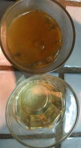 electrólisis 2 Más claro, agua...Se puede comprobar la porquería que hay en nuestra agua del grifo (vaso de arriba).