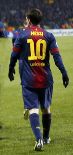 Messi disfruta y hace goles en cualquier césped