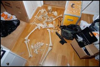 Una mujer acusada de realizar actos sexuales con un esqueleto Una mujer acusada de realizar actos sexuales con un esqueleto