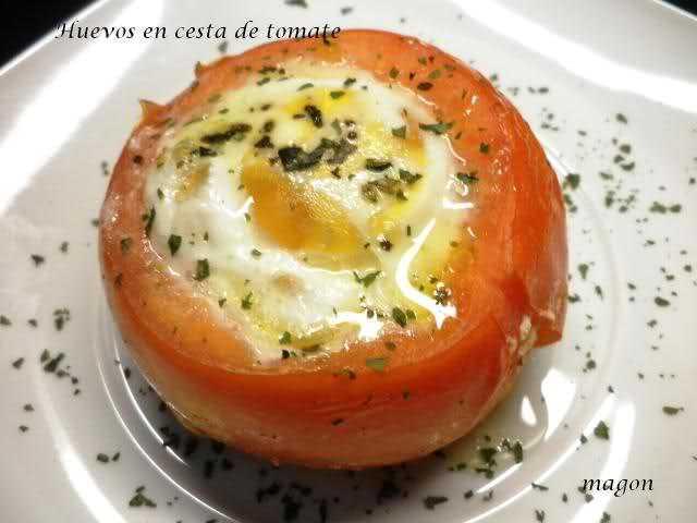 Huevos en cesta de tomate