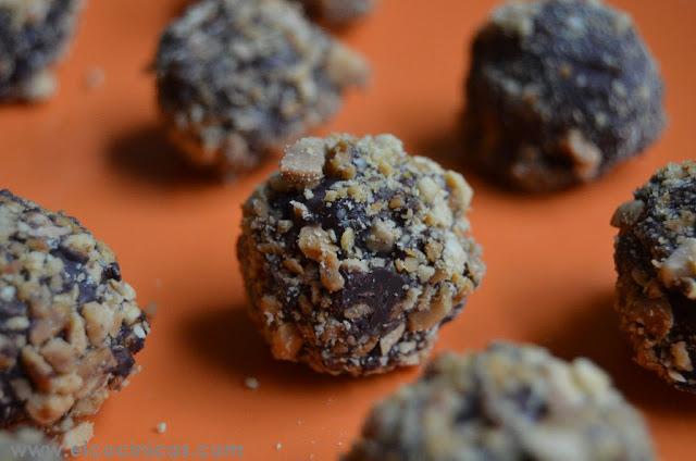 Bombones de chocolate y almendra. Rocas de chocolate y almendra Bombones de chocolate y almendra. Rocas de chocolate y almendra