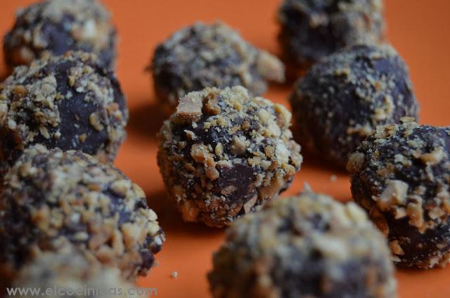 Bombones de chocolate y almendra. Rocas de chocolate y almendra Bombones de chocolate y almendra. Rocas de chocolate y almendra
