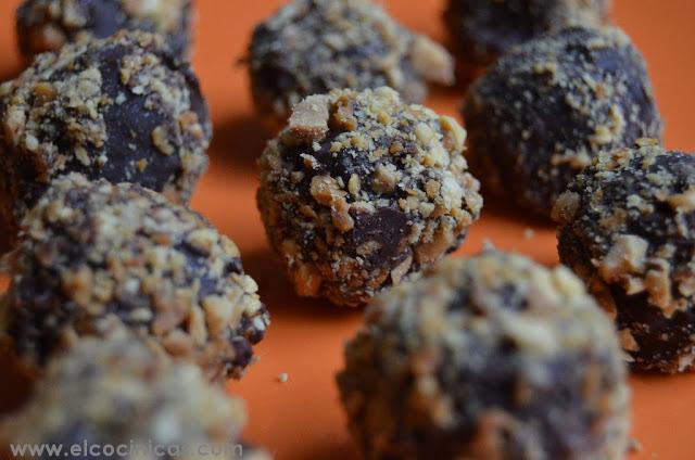 Bombones de chocolate y almendra. Rocas de chocolate y almendra Bombones de chocolate y almendra. Rocas de chocolate y almendra