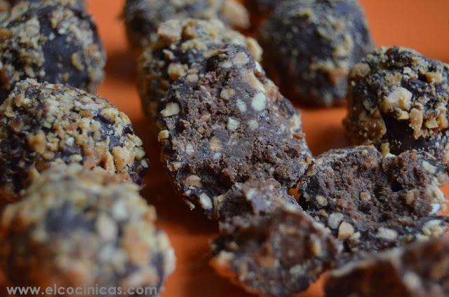 Bombones de chocolate y almendra. Rocas de chocolate y almendra Bombones de chocolate y almendra. Rocas de chocolate y almendra
