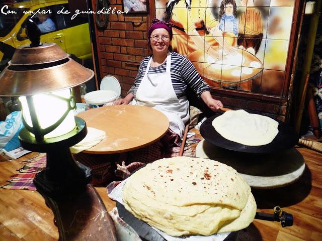 Elaboración artesanal de tortas en un restaurante de Estambul Tortas-Estambul