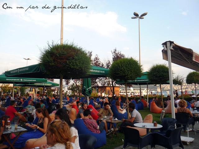 Terraza en los embarcaderos de Besiktas Besiktas-embarcadero