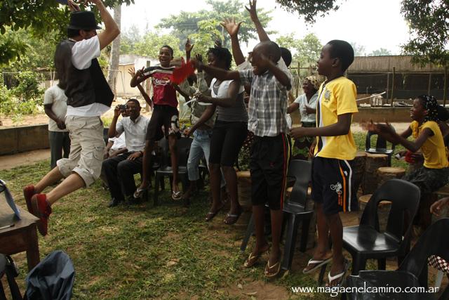 levitacion Un mail y Magia en el interior de una iglesia (sincretismo africano)