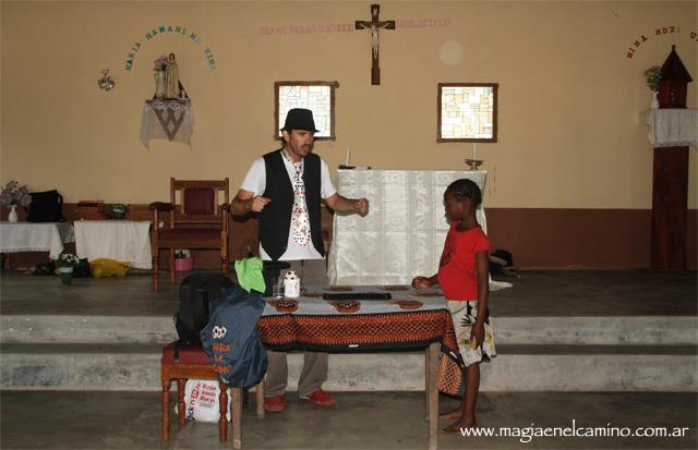magiaenlaiglesia2 Un mail y Magia en el interior de una iglesia (sincretismo africano)