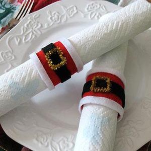 Servilleteros de Papá Noel hechos con rollos de papel