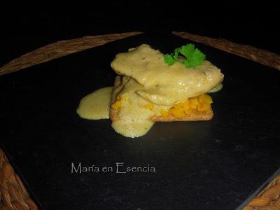 Solomillo de pollo sobre arroz asiático y salsa de queso Solomillo de pollo sobre arroz asiático y salsa de queso