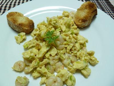 Revuelto de ajos tiernos con gambas Revuelto de ajos tiernos con gambas
