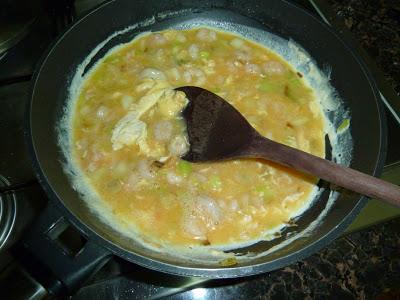 Revuelto de ajos tiernos con gambas Revuelto de ajos tiernos con gambas