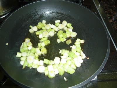 Revuelto de ajos tiernos con gambas Revuelto de ajos tiernos con gambas