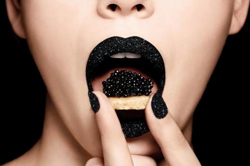 El caviar en a la punta de los dedos, colores flúor, artísticos dibujos, pura geometría…  – TENDENCIAS