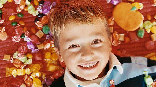 Niño de 9 años se gasta los ahorros de sus padres en golosinas Un Niño de 9 años se gasta todos los ahorros de sus padres en golosinas