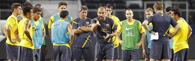 Josep-Guardiola-indicaciones-jugadores-entrenamiento_ESTIMA20110813_0025_10 Vídeo de un entrenamiento de Pep Guardiola
