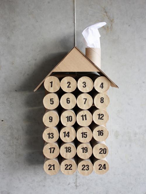 Calendario de adviento hecho con rollos de WC reciclados tutorial DIY calendario de adviento hecho a mano forma de casita rollos WC