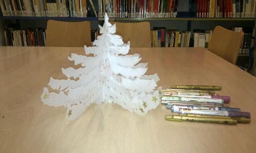 Manualidad en forma de adorno de árbol de Navidad DIY tutorial arbol de navidad adorno de papel
