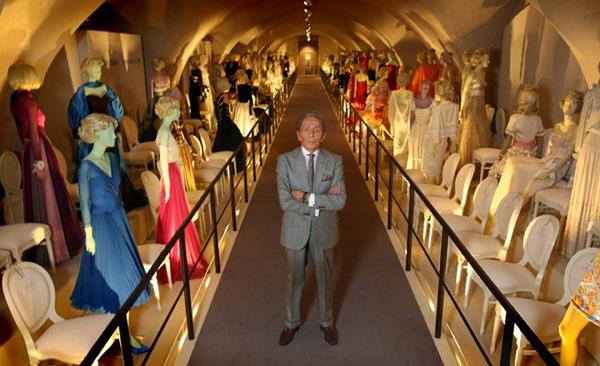 Valentino: Master of Couture