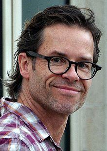 Guy Pearce en Violet Town