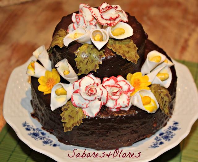 TARTA DE PLATANO CUBIERTA DE CHOCOLATE Y CON FLORES DE AZUCAR